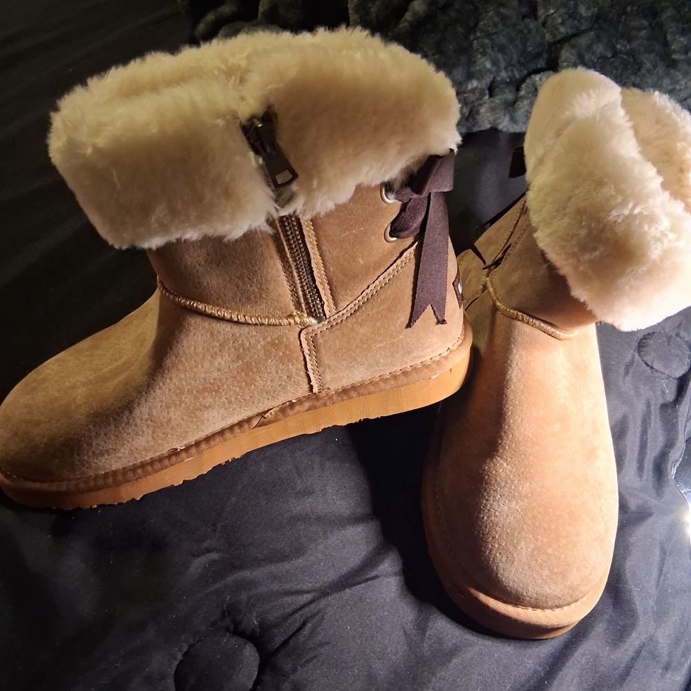Lamo Tan Boots with Cream Fur and Black Bow